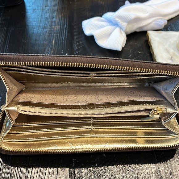 Michael Kors classic print zip wallet - Picture 4 of 5